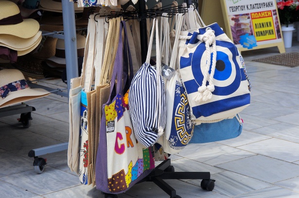 souvenirs originales bolso de rafia en la playa de Benidorm